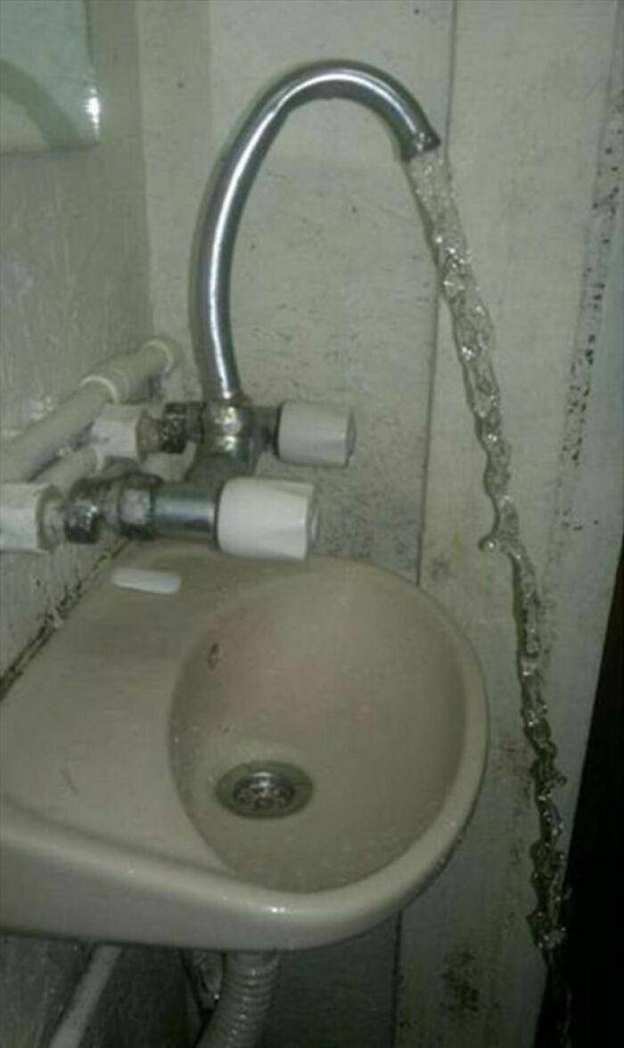perabotan rumah di tempat tak seharusnya (reddit.com/frank_-_horrigan)