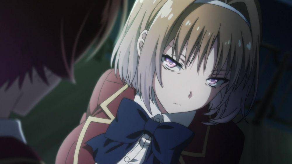 Kushida mengancam Ayanokouji. (dok. Studio Lerche/Classroom of the Elite)