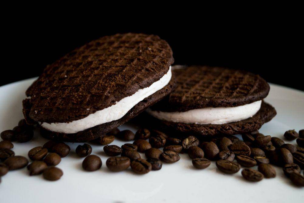 ilustrasi black velvet cookies (unsplash.com/Alex Kondratiev)