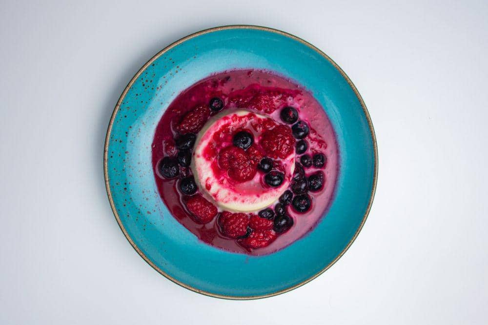 ilustrasi panna cotta compote (unsplash.com/Alexey Khaneft)