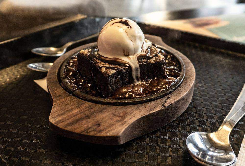 ilustrasi black velvet pudding (unsplash.com/bottlein)