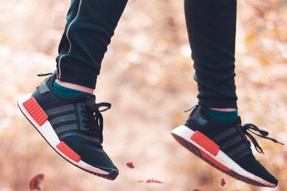Ilustrasi sepatu sneakers (unsplash.com/Emre Karataş)