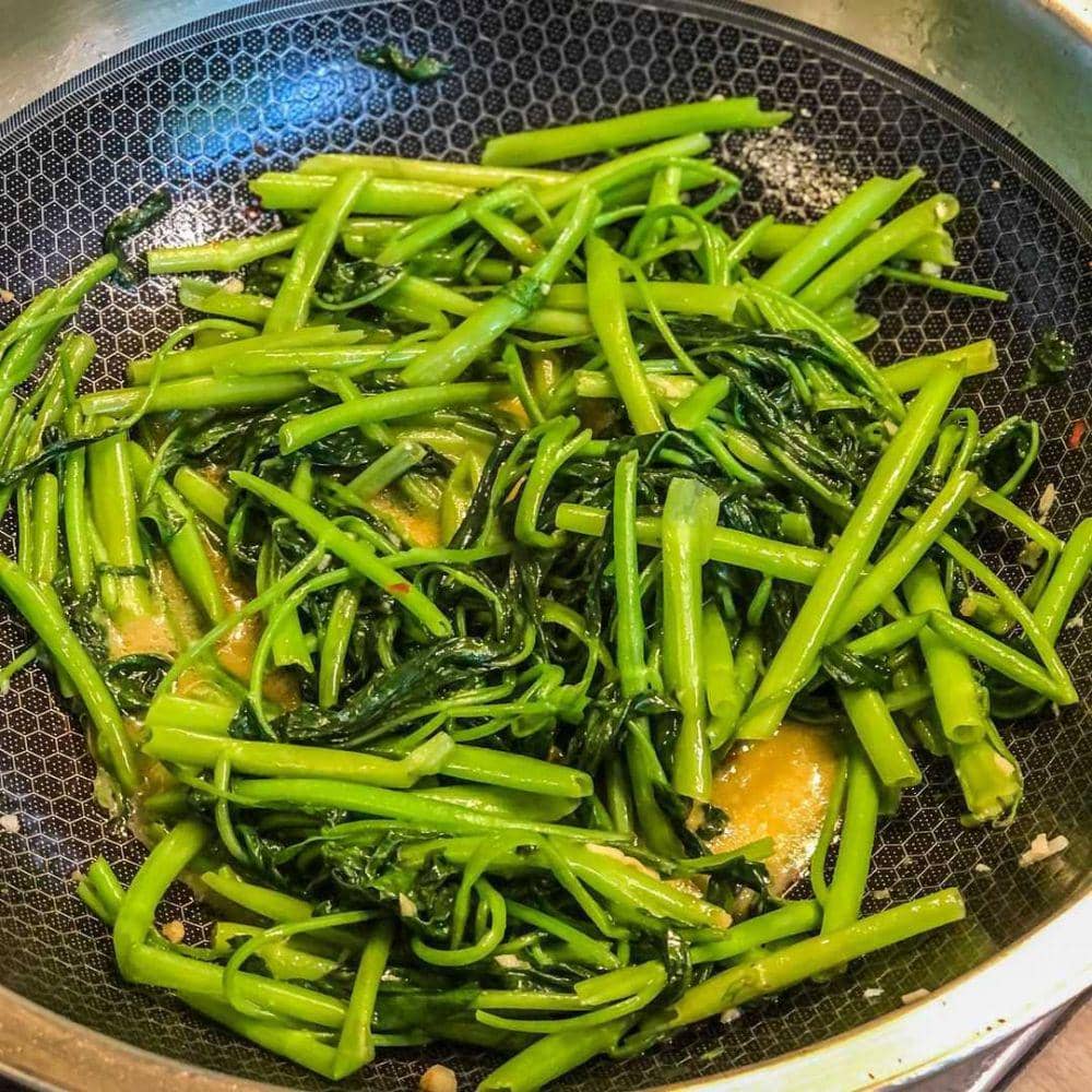Menumis kangkung (instagram.com/lucysasiankitchen)