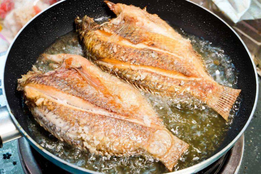 Ilustrasi menggoreng ikan (kitchenseer.com)