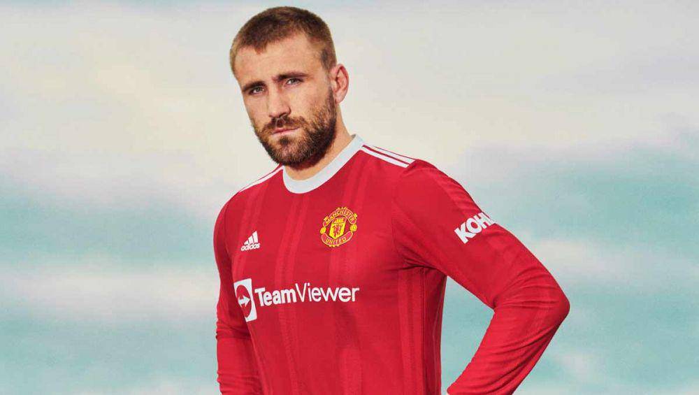 Potret Luke Shaw saat melakukan sesi pemotretan dengan jersey baru Manchester United 2021/2022. (thesportreview.com)