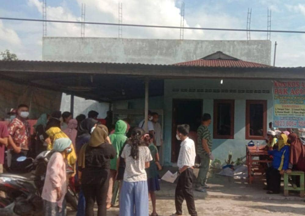 Warga memadati kos guru SD yang tewas di Medan Johor (Dok.IDN Times/istimewa)