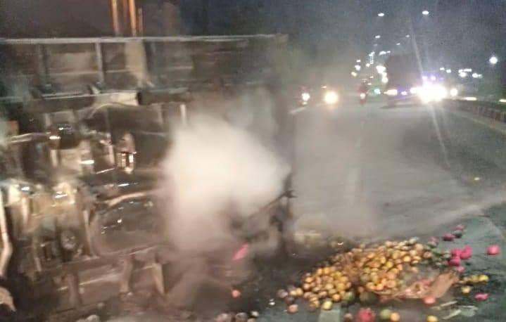 Mobil Pengangkut Buah Terbakar di Amplas, Sopir Tewas Terpanggang