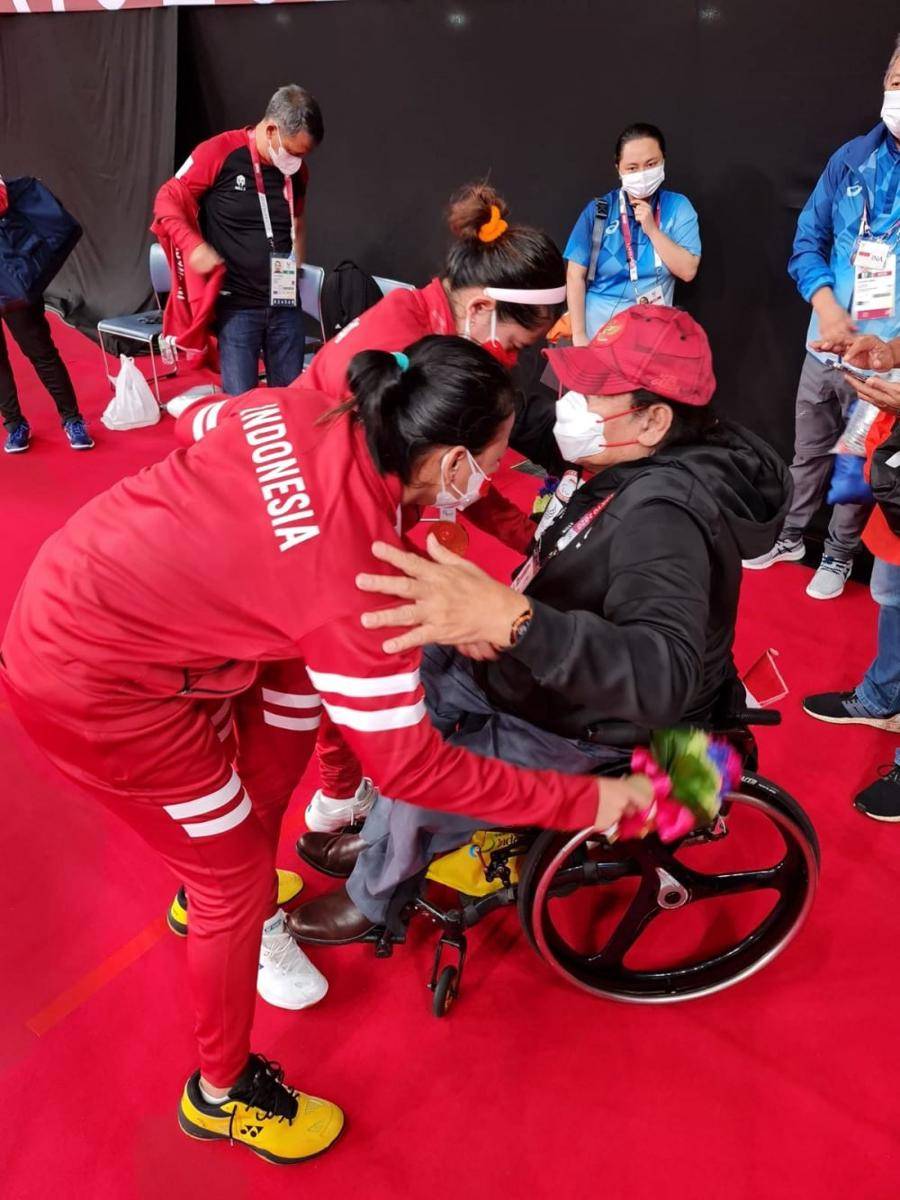 Pasangan ganda putri Paralimpiade Tokyo 2020 Indonesia, Leani Ratri Oktila/Khalimatus Sadiyah bawa pulang medali emas (Dok.NPC Indonesia)