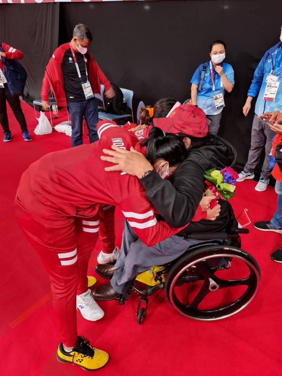 Pasangan ganda putri Paralimpiade Tokyo 2020 Indonesia, Leani Ratri Oktila/Khalimatus Sadiyah bawa pulang medali emas (Dok.NPC Indonesia)