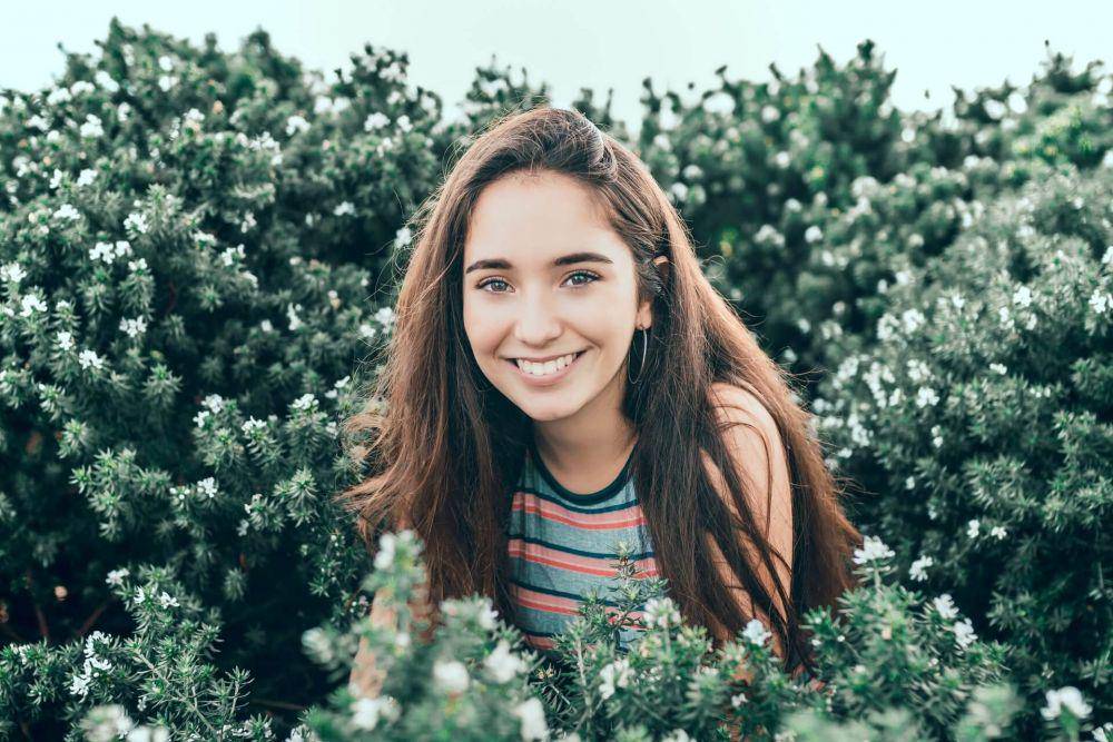 ilustrasi wanita tersenyum (unsplash.com/christian ferrer)