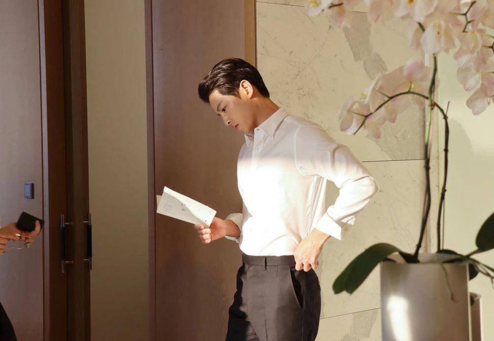 Song Joong Ki glowing (instagram.com/hi_songjoongki)