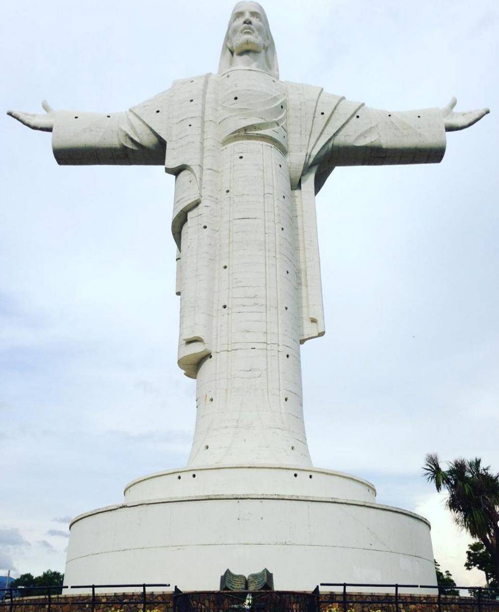 El Cristo De La Concordia (instagram.com/nwodgnalwehttam)