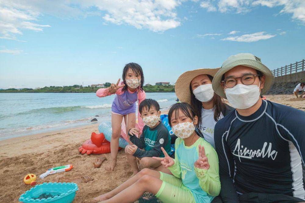 Kimbab Family berenang di Pantai Woljeong (instagram.com/kimbabfamily.official)