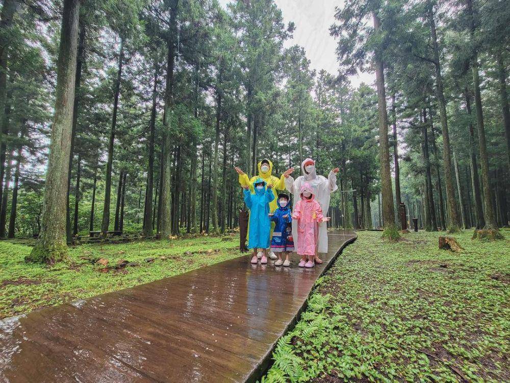 Kimbab Family berjalan mengenakan jas hujan (instagram.com/kimbabfamily.official)