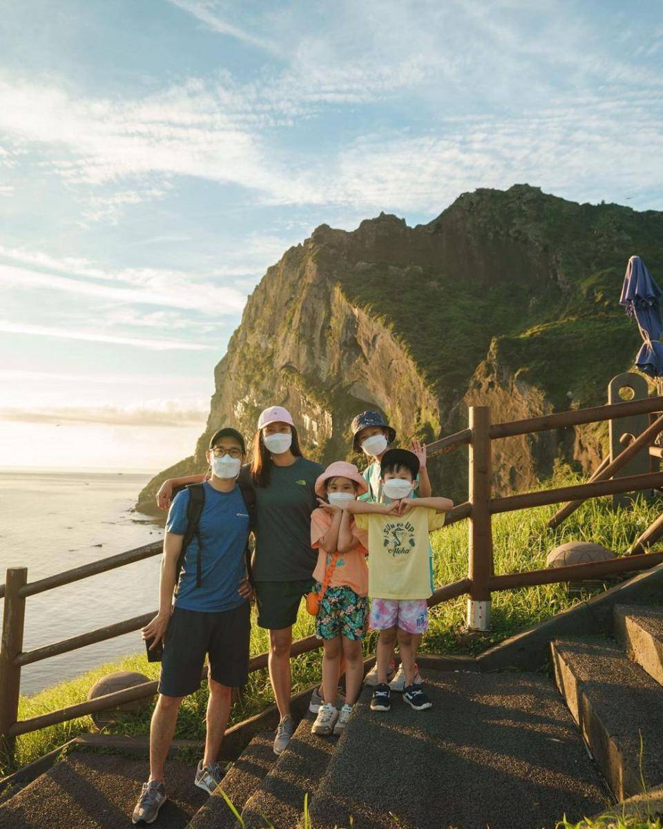 Kimbab Family mendakik bukit untuk berburu sunrise (instagram.com/kimbabfamily.official)