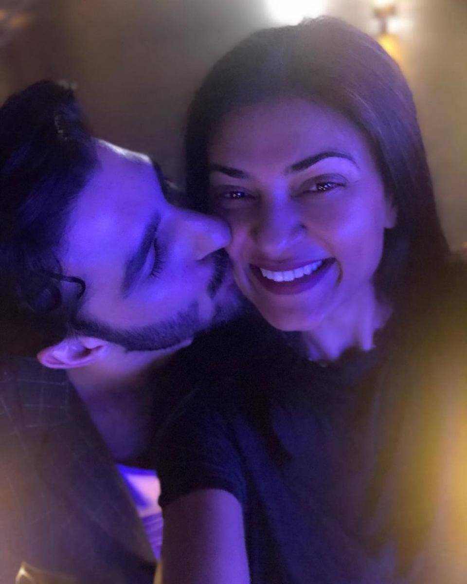 Sushmita Sen dan kekasih (instagram.com/rohmanshawl)