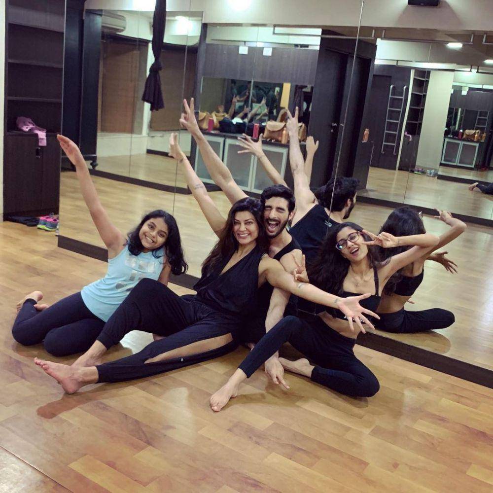 Sushmita Sen dan kekasih (instagram.com/rohmanshawl)