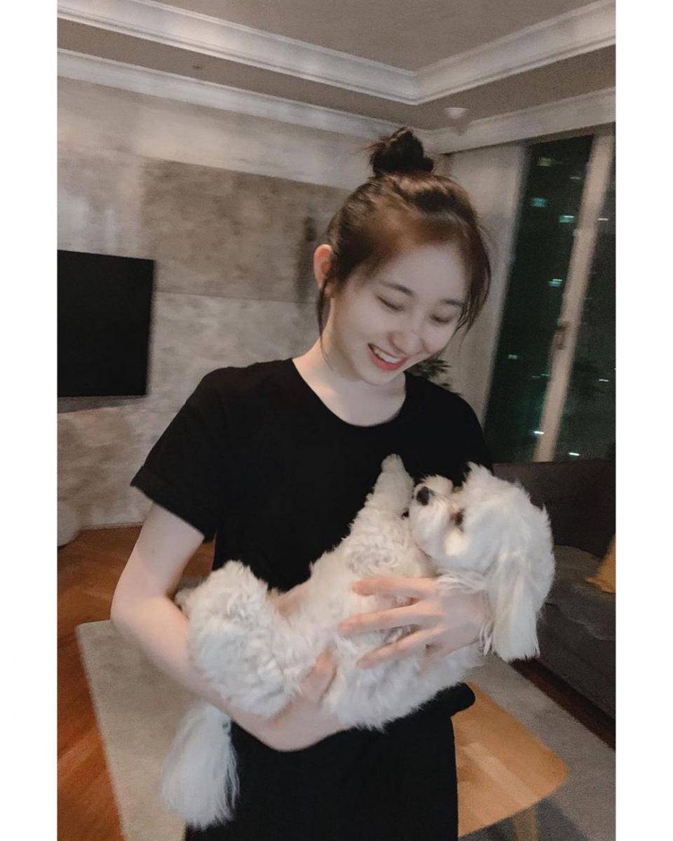 Chaeyeon eks IZ*ONE dan hewan peliharaan (instagram.com/official_izone)
