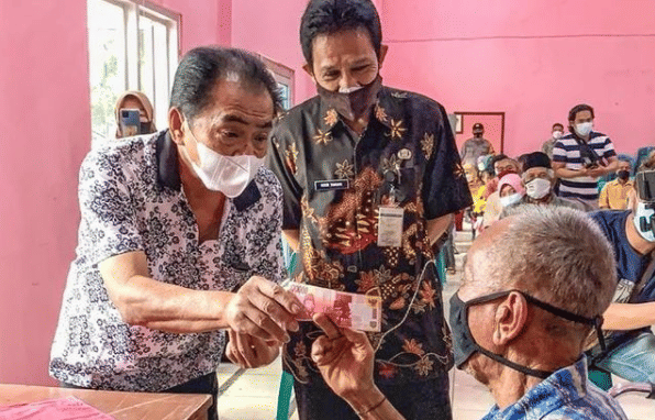 Bupati Banjarnegara, Budhi Sarwono saat menghadiri sebuah acara di Kabupaten Banjarnegara. (Instagram/@kabupatenbanjarnegara)