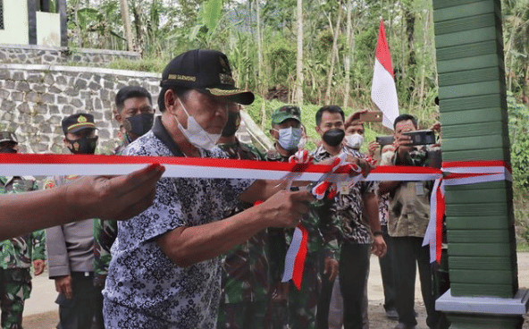 Bupati Banjarnegara, Budhi Sarwono saat menghadiri sebuah acara di Kabupaten Banjarnegara. (Instagram/@kabupatenbanjarnegara)