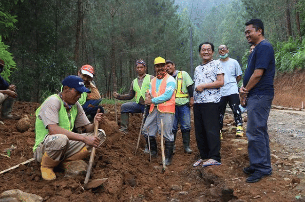 Bupati Banjarnegara, Budhi Sarwono saat menghadiri sebuah acara di Kabupaten Banjarnegara. (Instagram/@kabupatenbanjarnegara)