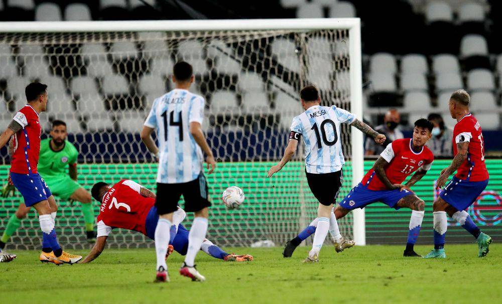 potret Lionel Messi melawan Chili (reuters.com)