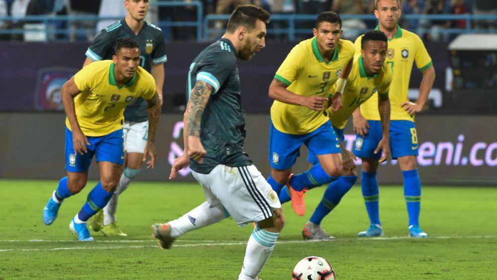 potret Lionel Messi melawan Brasil (cbssports.com)