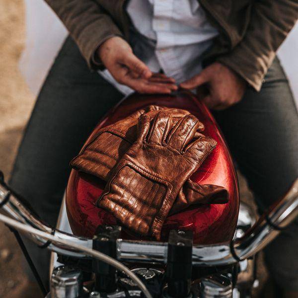Ilustrasi sarung tangan motor (unsplash/Nathan Dumlao)