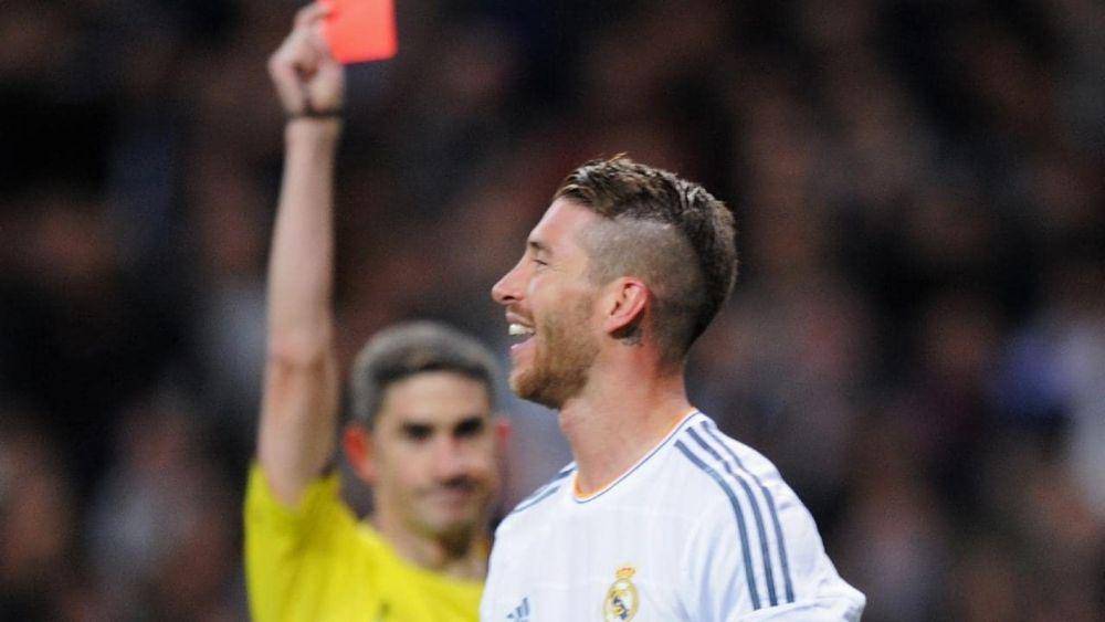 potret Sergio Ramos saat diganjar kartu merah oleh wasit (thestatszone.com)