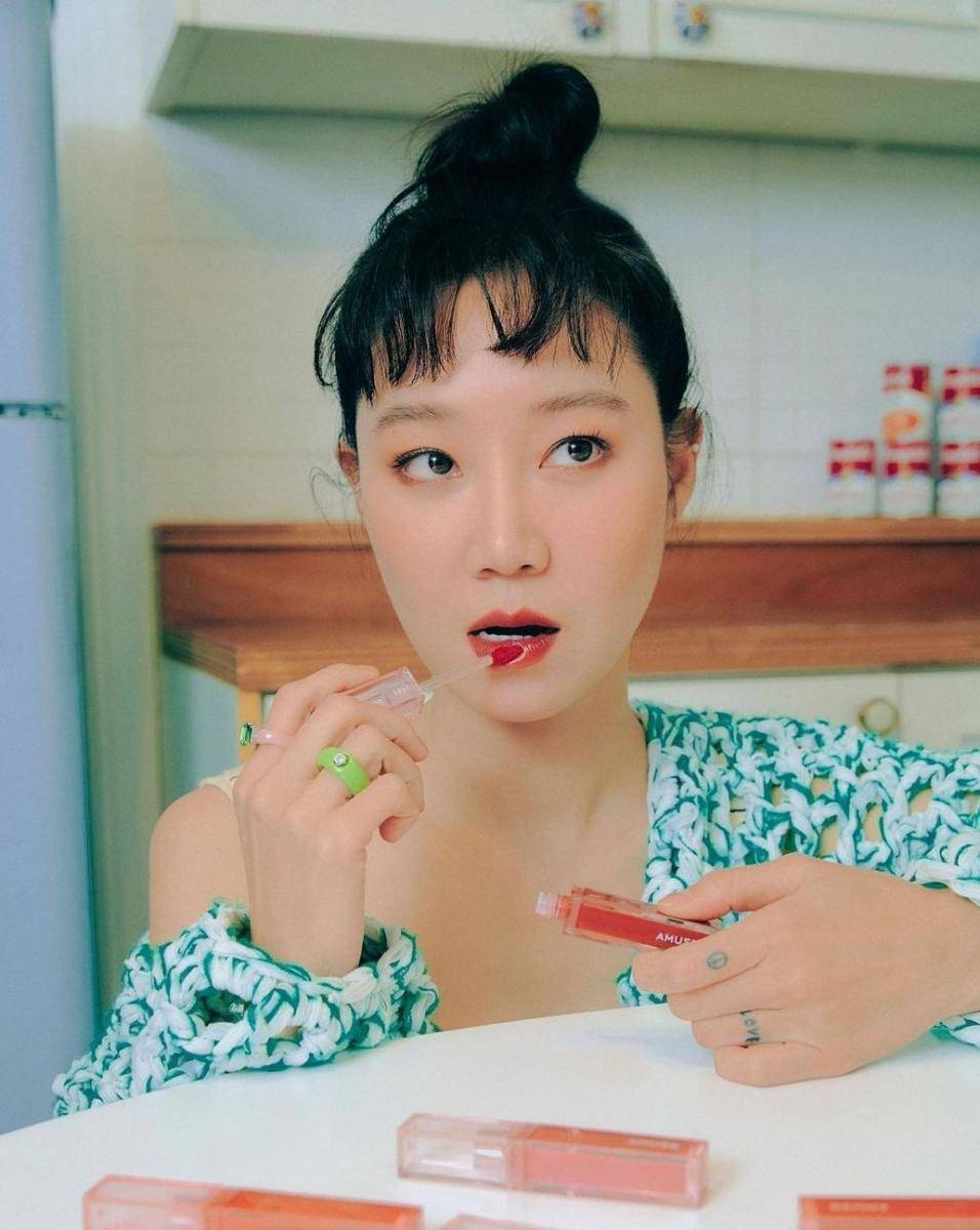 Gong Hyo Jin (instagram.com/rovvxhyo)