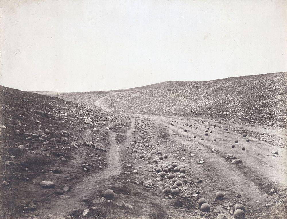 Lembah Bayangan Kematian, salah satu potret paling terkenal dalam Perang Krimea (1853-1856). (Wikimedia.org/Roger Fenton)
