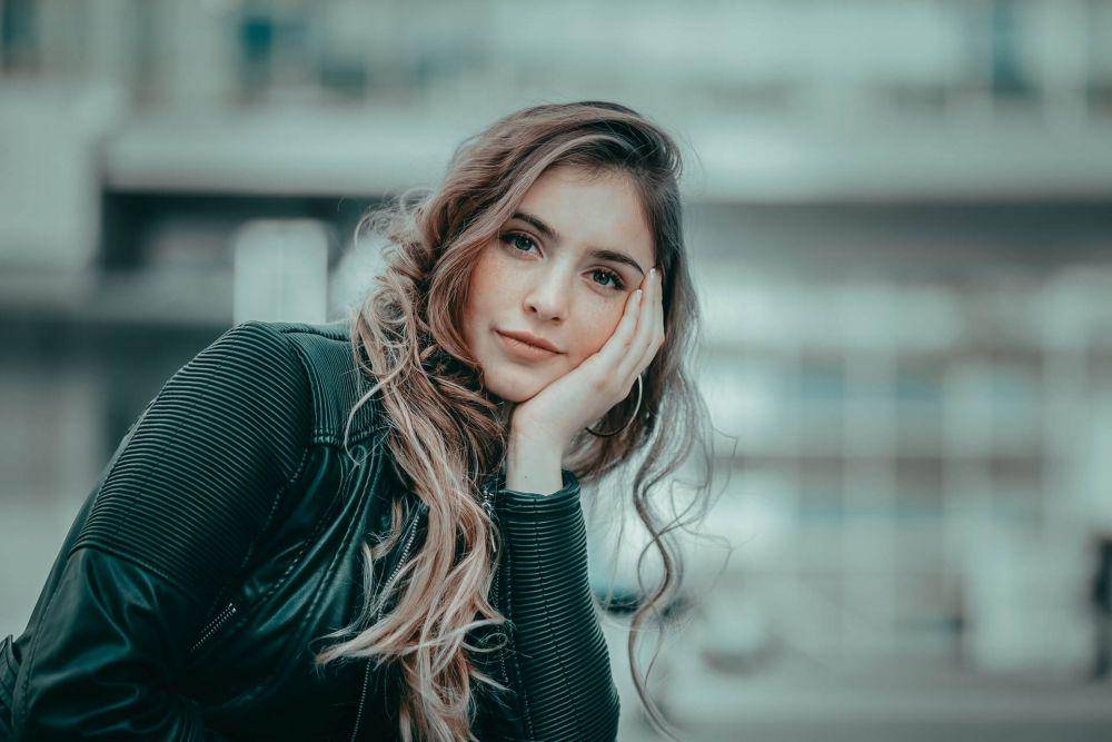 ilustrasi perempuan tersenyum (unsplash.com/Hans Mendoza)