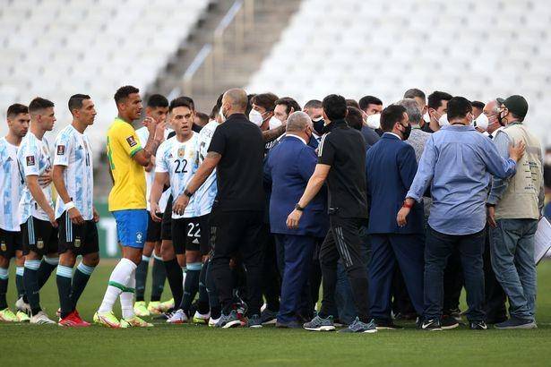 Laga Brazil vs Argentina harus ditunda. (mirror.co.uk)