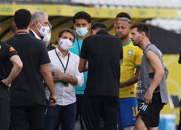 Pemain dan ofisial dari kedua negara sedang berdiskusi. (mirror.co.uk)