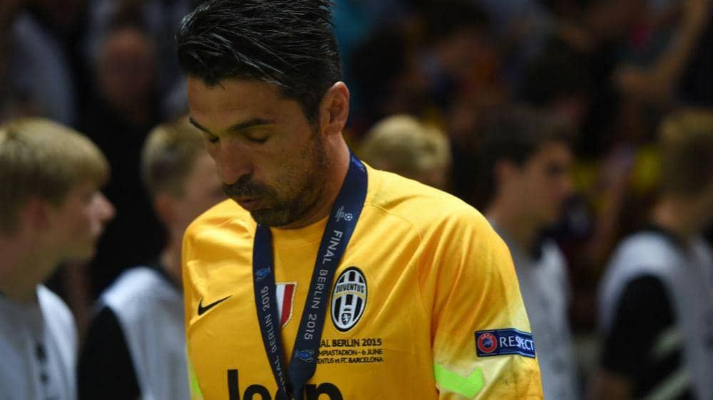 Gianluigi Buffon memakai medali runner-up Liga Champions 2014/15. (beinsports.com)