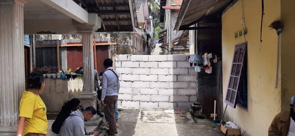 Akses jalan satu-satunya yang ditutup dengan tembok di Balikpapan Kaltim, Senin (6/9/2021). Foto istimewa