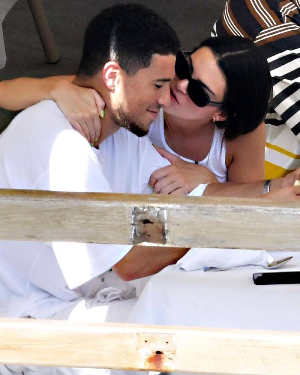 Devin Booker &Kendall Jenner (instagram.com/kendallxwold)