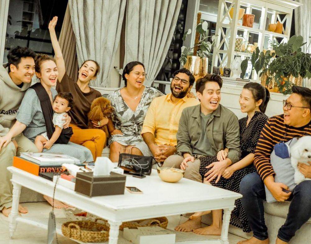 potret Rianti Cartwright dan Cathy Sharon serta kawan-kawan (instagram.com/riantic)
