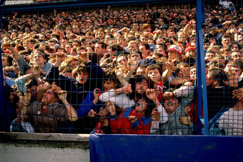 Ribuan fans Liverpool berdesakan di Stadion Hillsborough (nytimes.com/David Cannon)