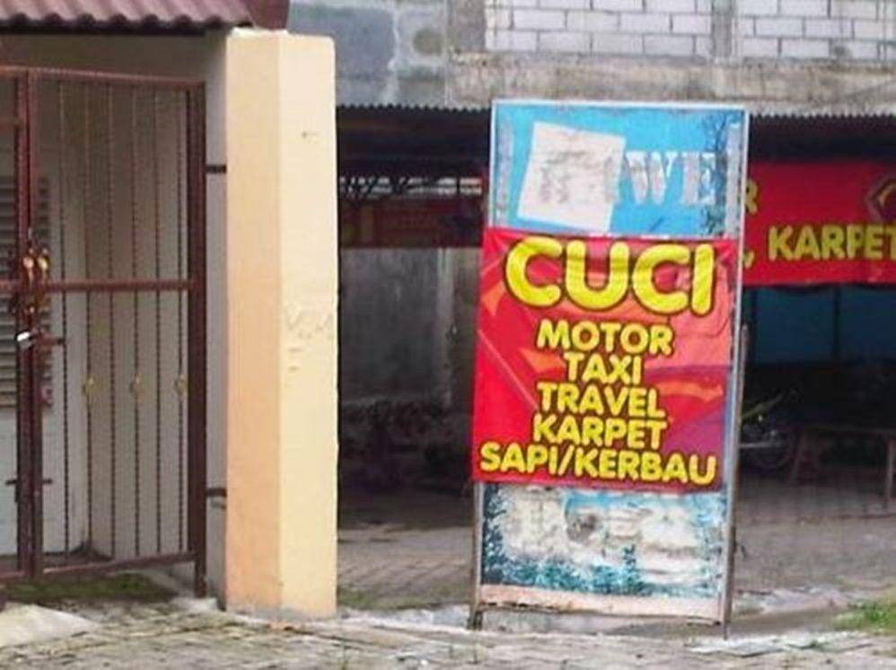 spanduk cuci motor (instagram.com/pembawa_ketololan)