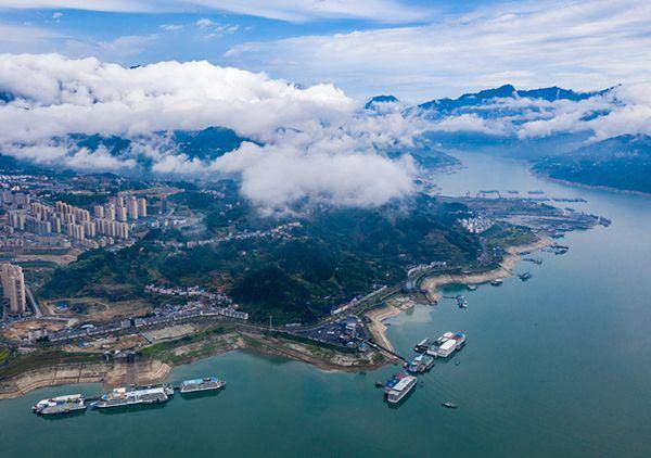Kapal-kapal di tepi sungai Yangtze (gov.cn)