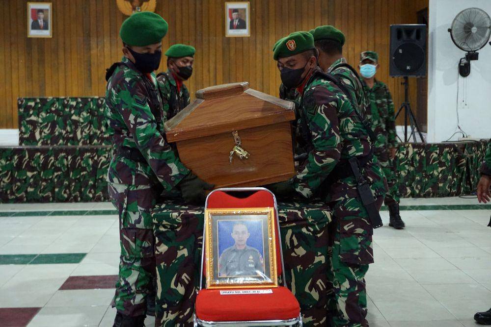 Jenazah 4 anggota TNI yang tewas diserang OTK di Posramil Kisor disemayamkan. (ANTARA FOTO/Olha Mulalinda)