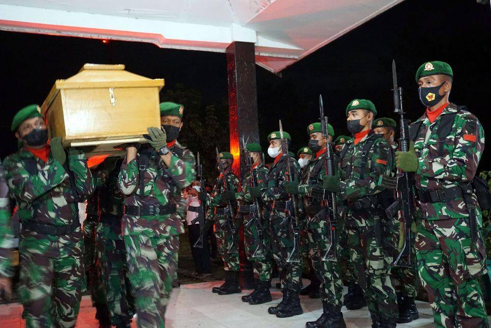 Jenazah 4 anggota TNI yang tewas diserang OTK di Posramil Kisor disemayamkan. (ANTARA FOTO/Olha Mulalinda)