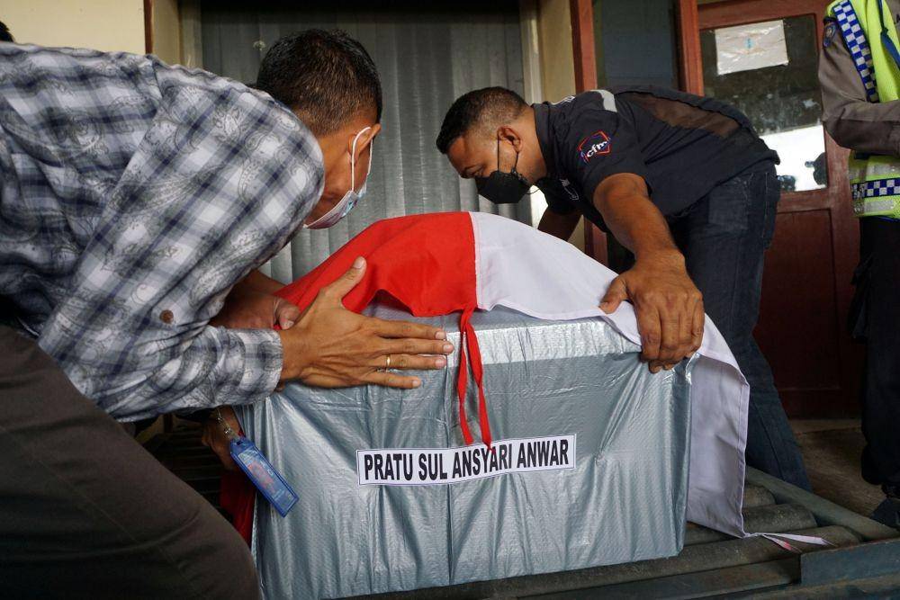 Jenazah 4 anggota TNI yang tewas diserang OTK di Posramil Kisor disemayamkan. (ANTARA FOTO/Olha Mulalinda)