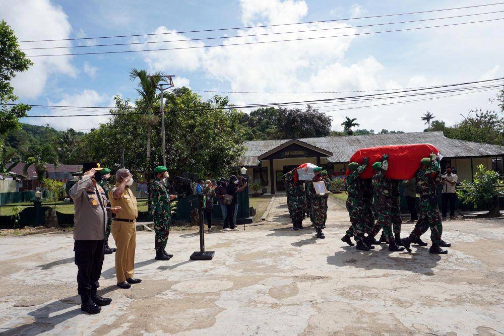 Jenazah 4 anggota TNI yang tewas diserang OTK di Posramil Kisor disemayamkan. (ANTARA FOTO/Olha Mulalinda)
