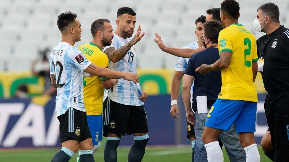Duel Brasil melawan Argentina terpaksa dihentikan saat laga baru berjalan lima menit, karena empat pemain Tim Tango melanggar protokol kesehatan. (itv.com).