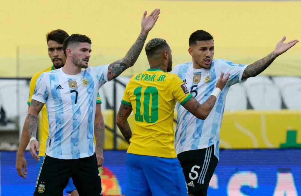 Duel Brasil melawan Argentina terpaksa dihentikan saat laga baru berjalan lima menit, karena empat pemain Tim Tango melanggar protokol kesehatan. (france24.com).