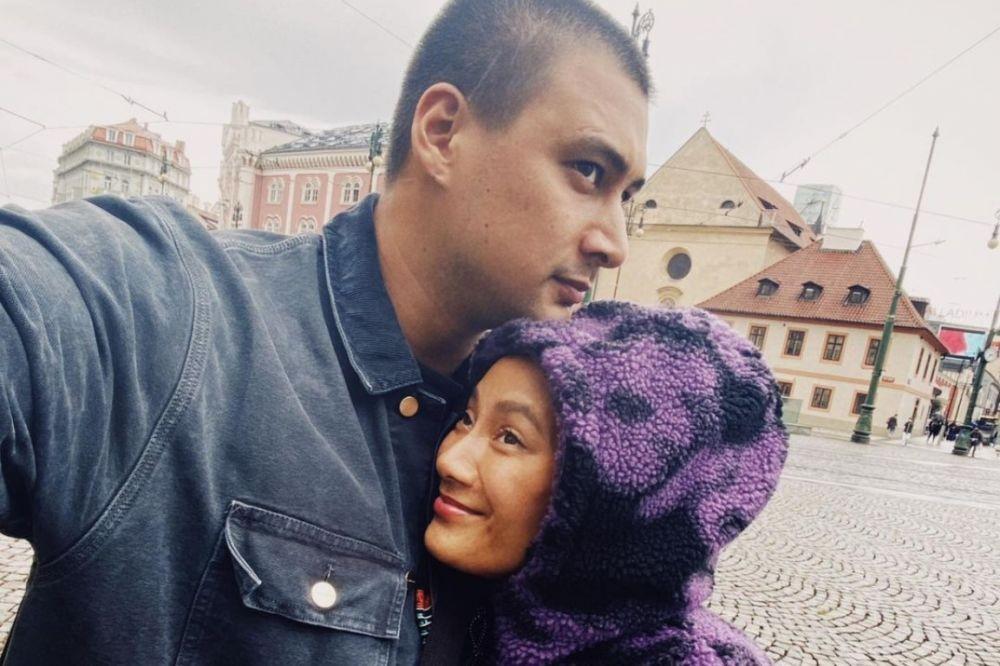 10 Momen Daniel Adnan dan Tara Basro Pulang Kampung ke Praha