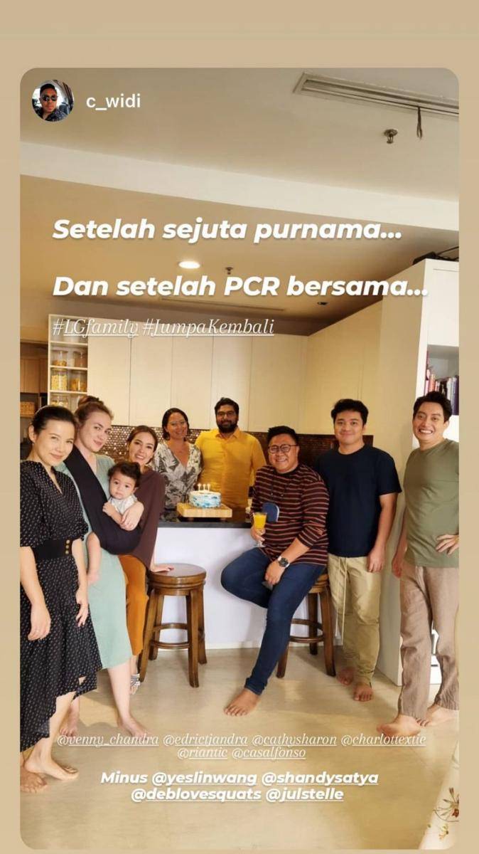 potret Rianti Cartwright dan Cathy Sharon serta kawan-kawan (instagram.com/cathysharon)