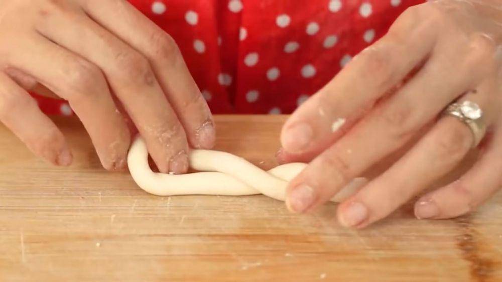 Proses pembentukan donat kepang. (youtube.com/Devina Hermawan)